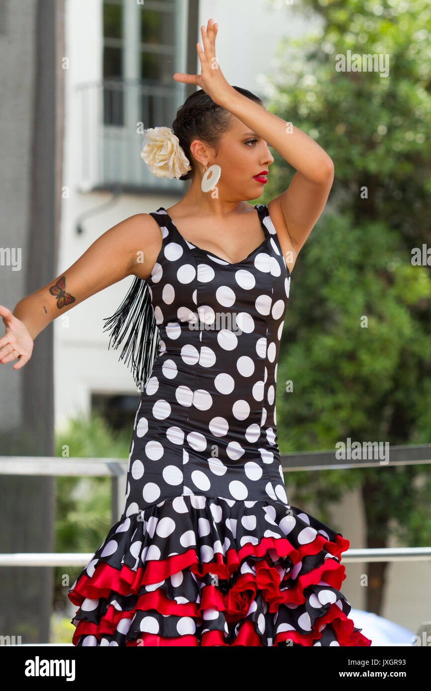 La ballerina di flamenco di eseguire durante la Santa Barbara del vecchio spagnolo giorni celebrazione Foto Stock