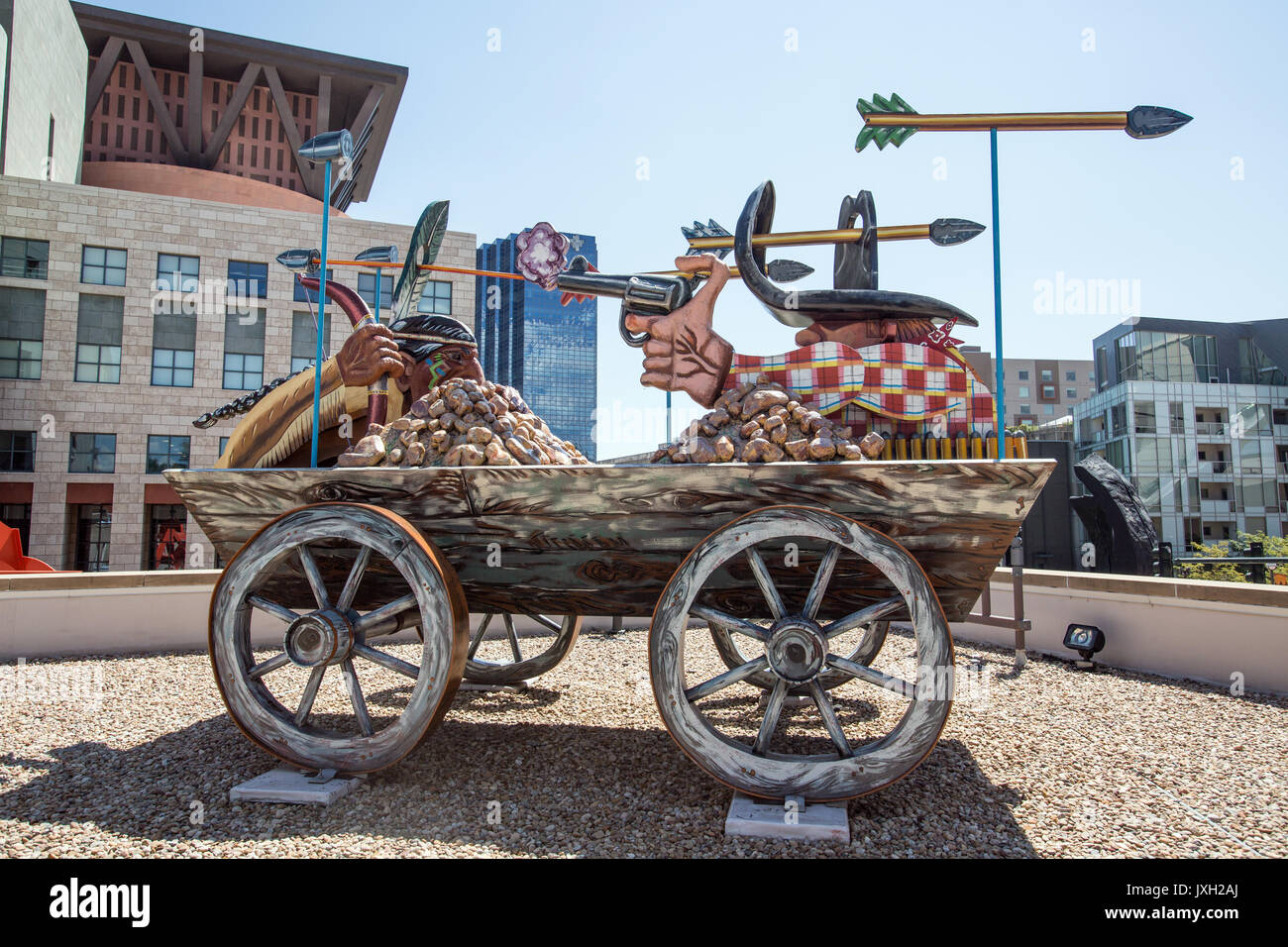''Shoot-out' scultura da Red stallieri presso il Denver Art Museum Foto Stock