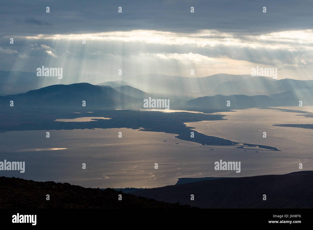 Penisola di Iveragh bagnata in pozzi di luce del sole visto dalla Slieve Mish montagne sulla penisola di Dingle nella Contea di Kerry, Irlanda Foto Stock
