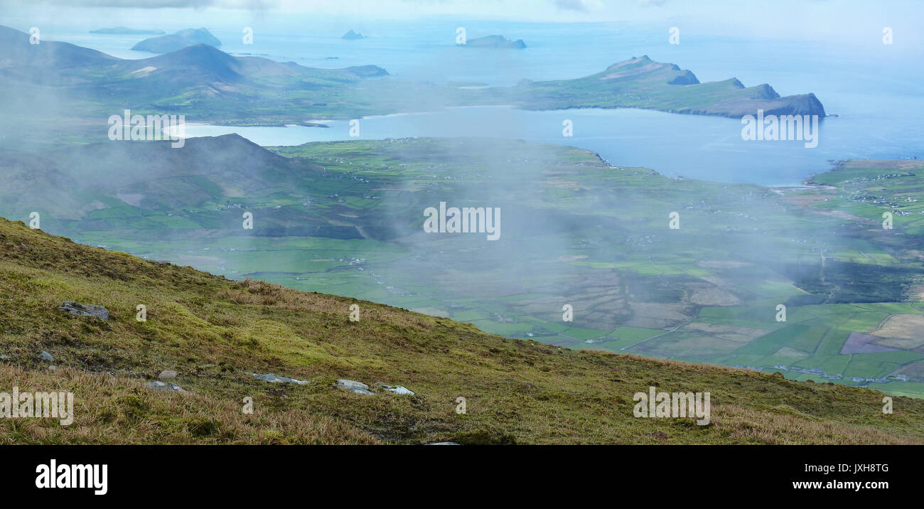 Vista della penisola di Dingle e le isole Blasket dal Monte Brandon nella Contea di Kerry, Irlanda Foto Stock