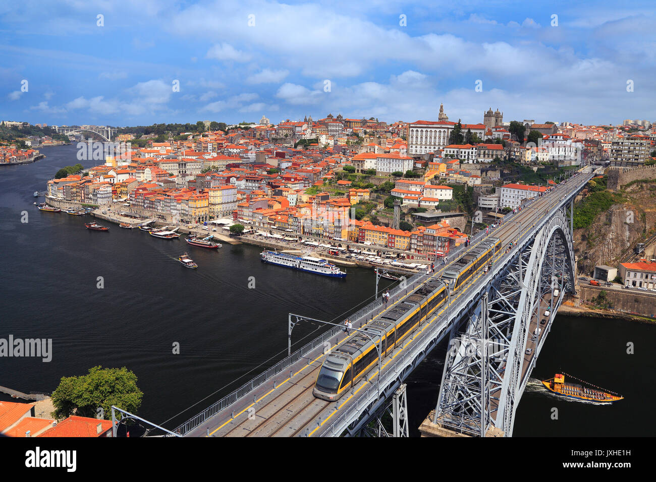 Porto skyline, Dom Luis I Bridge e il fiume Douro in Portogallo Foto Stock
