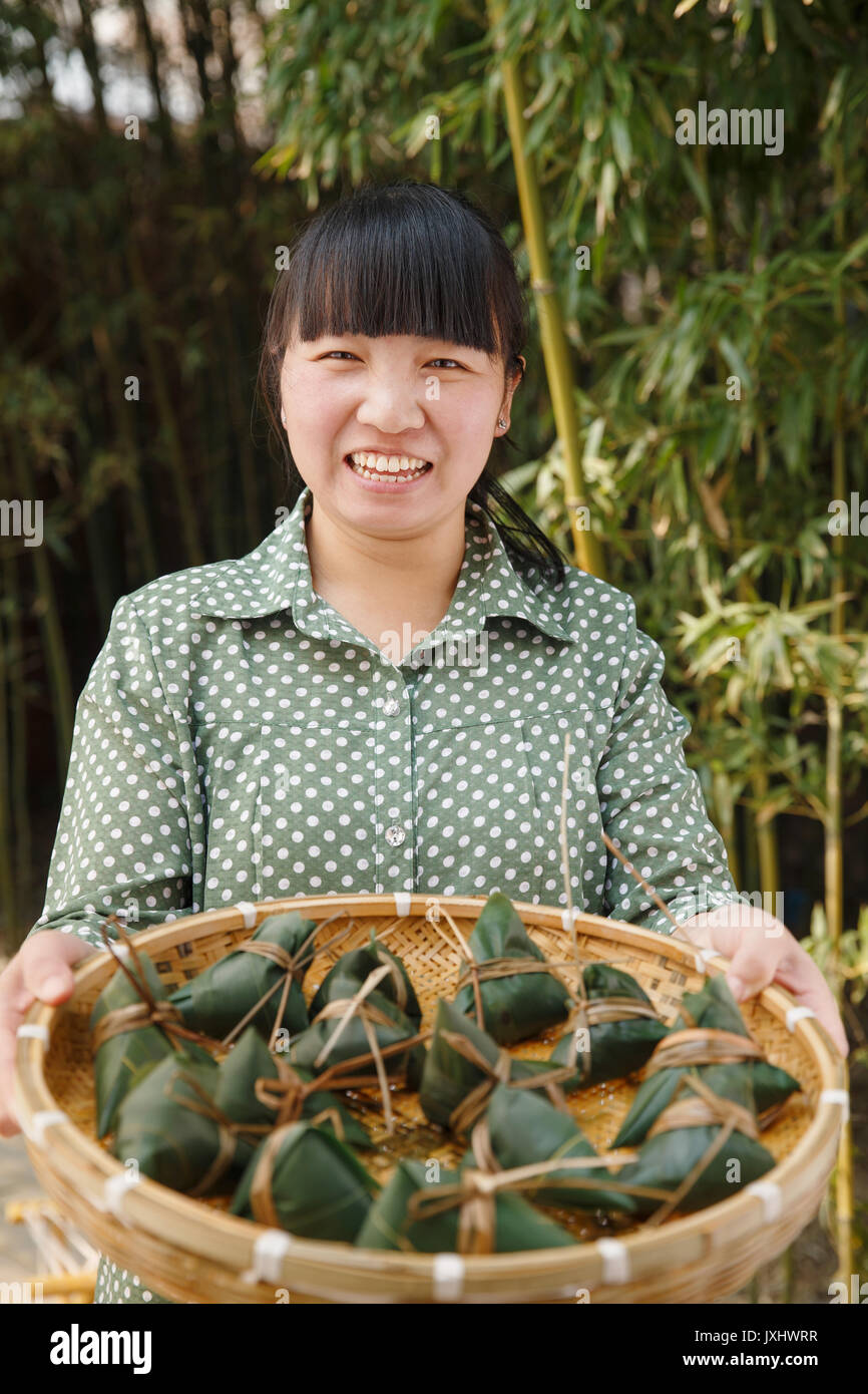 Le donne di mezza età stanno rendendo zongzi Foto Stock