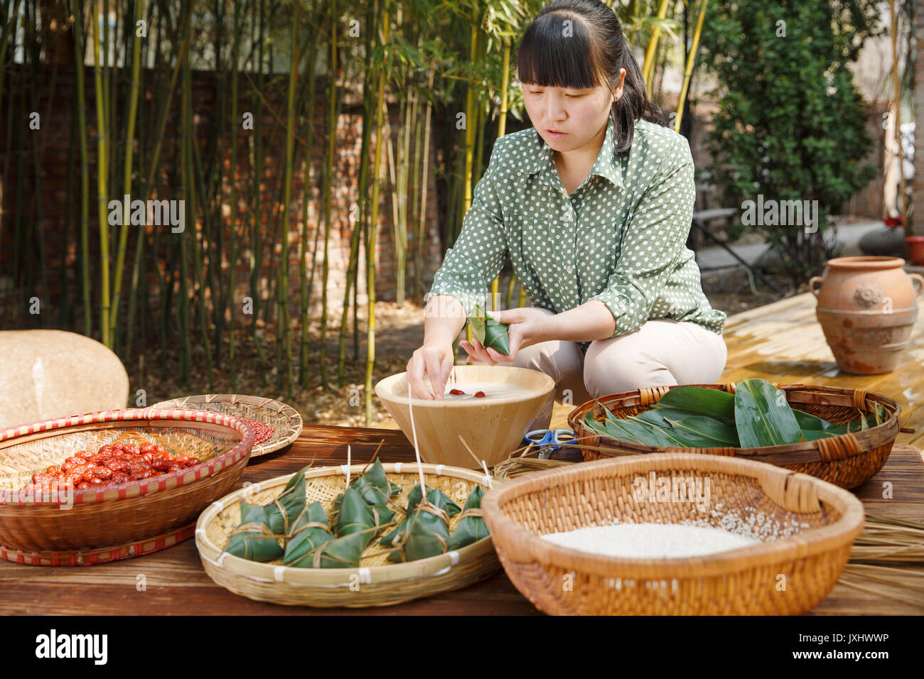 Le donne di mezza età stanno rendendo zongzi Foto Stock