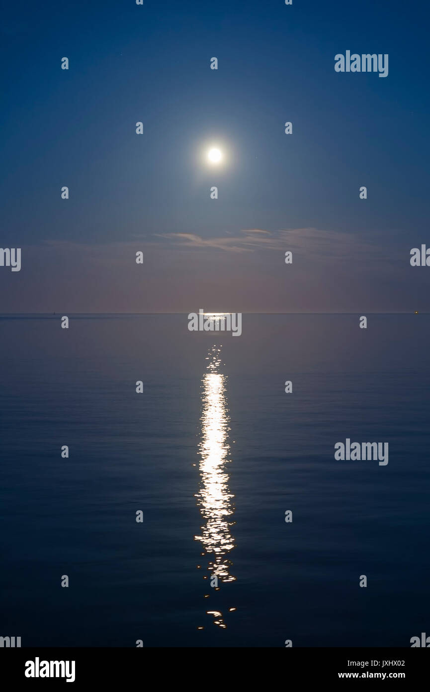 Luna riflessa in acqua calma, Mar Baltico, Sassnitz, Meclemburgo-Pomerania, Germania Foto Stock