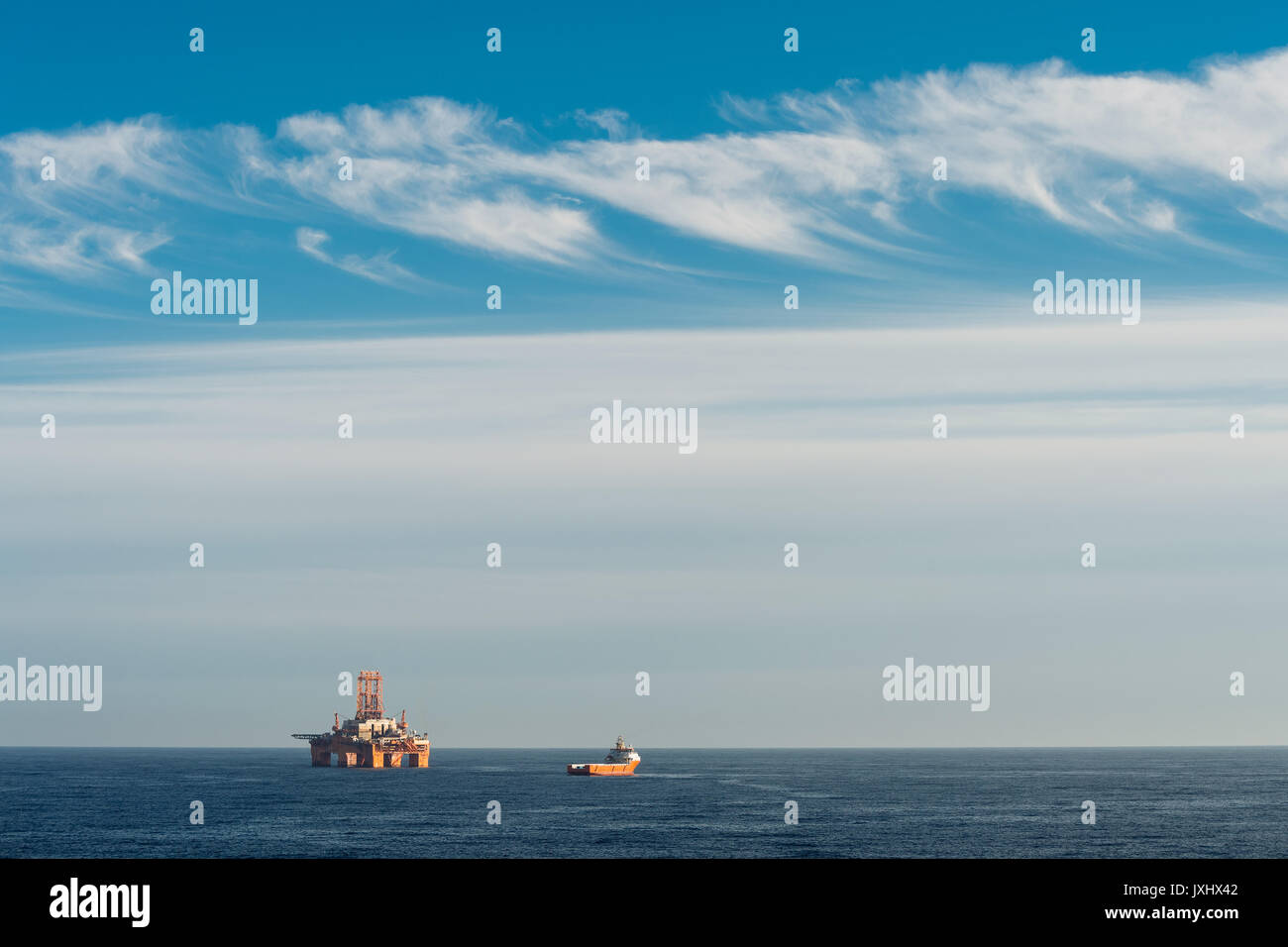 Recipiente di alimentazione Normand Aurora accanto a West Phoenix oil rig, l'estrazione di olio, Mare del Nord Foto Stock