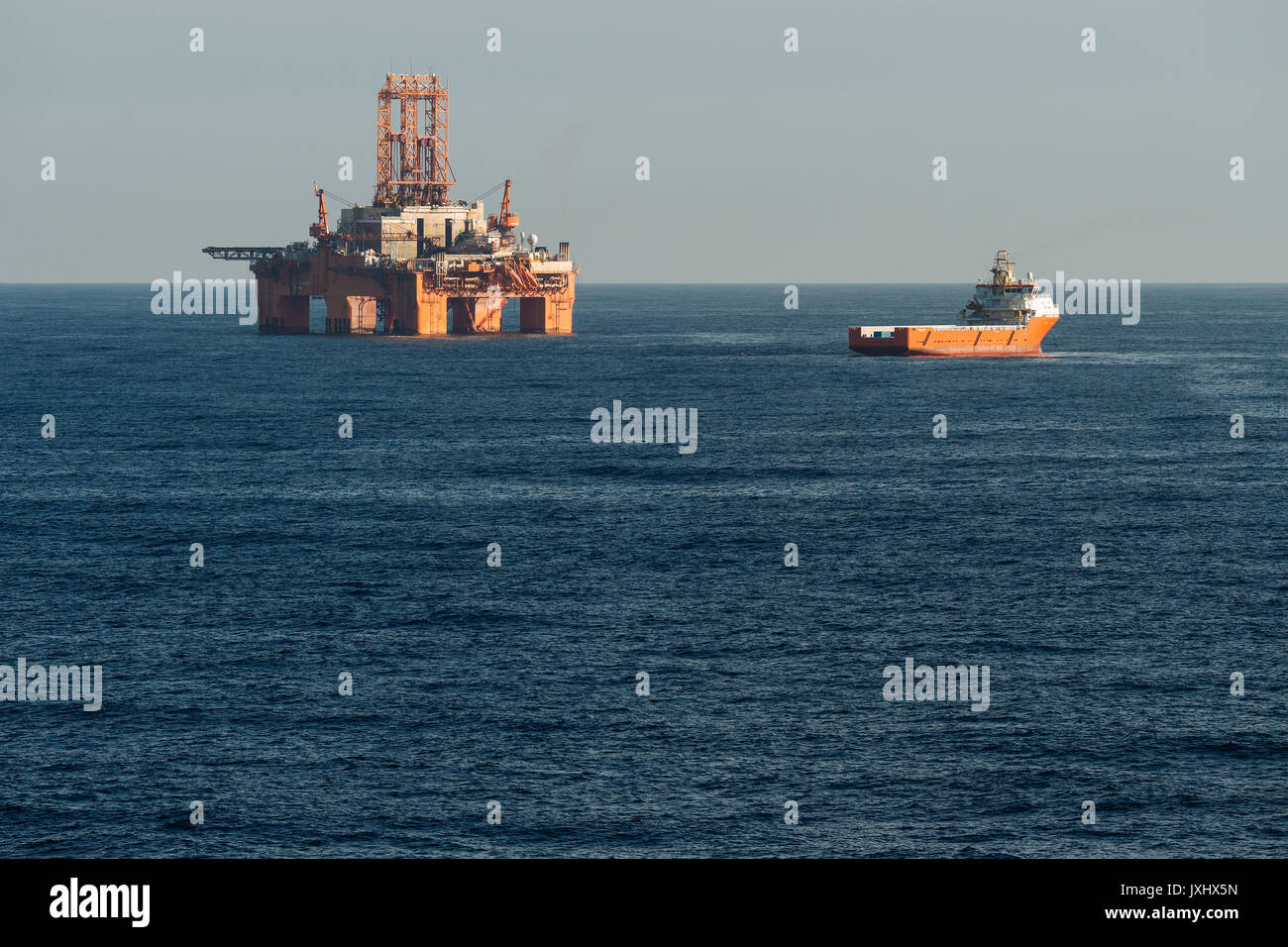 Recipiente di alimentazione Normand Aurora accanto a West Phoenix oil rig, l'estrazione di olio, Mare del Nord Foto Stock