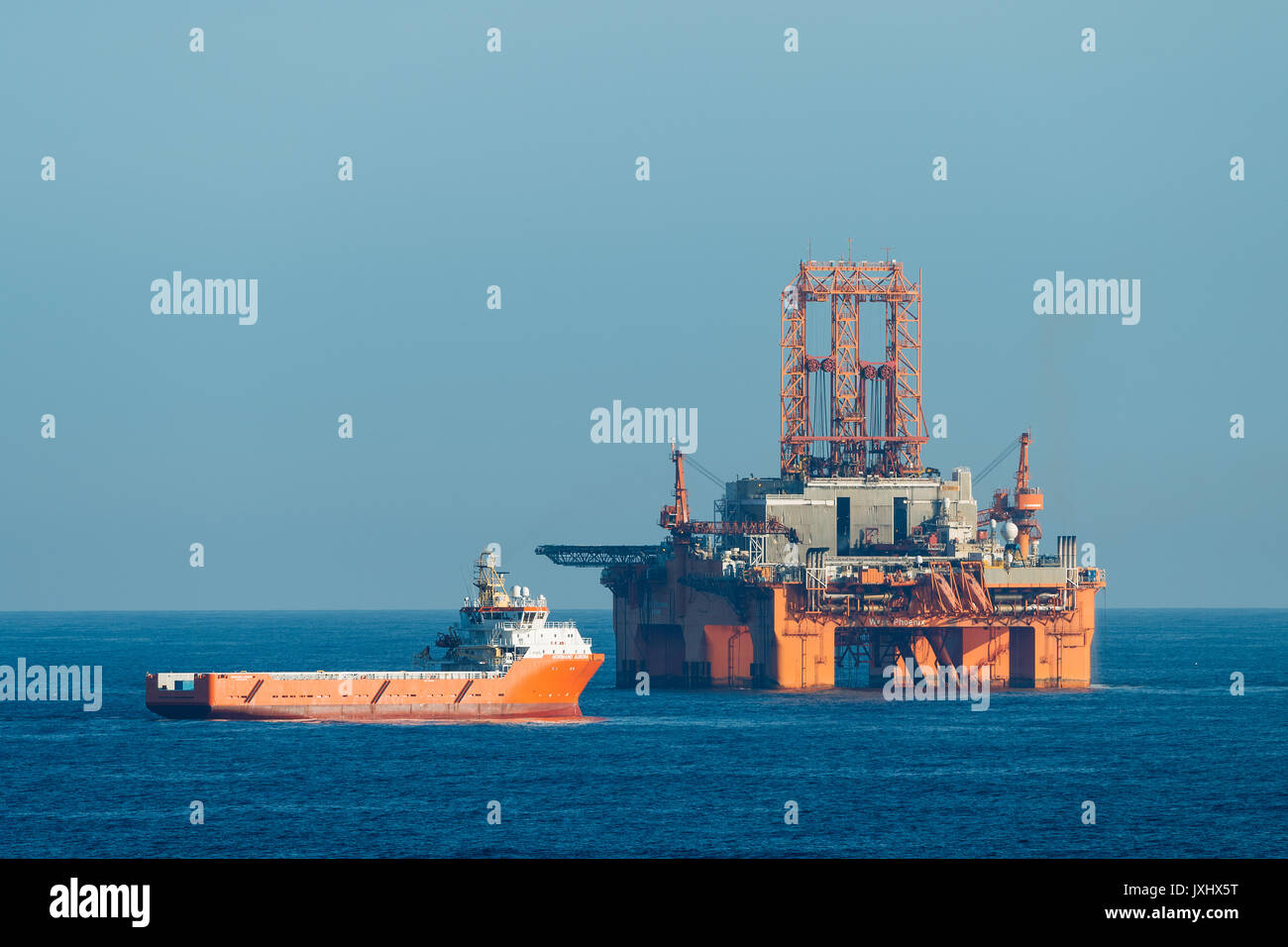 Recipiente di alimentazione Normand Aurora accanto a West Phoenix oil rig, l'estrazione di olio, Mare del Nord Foto Stock