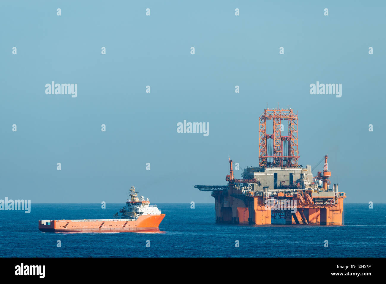 Recipiente di alimentazione Normand Aurora accanto a West Phoenix oil rig, l'estrazione di olio, Mare del Nord Foto Stock