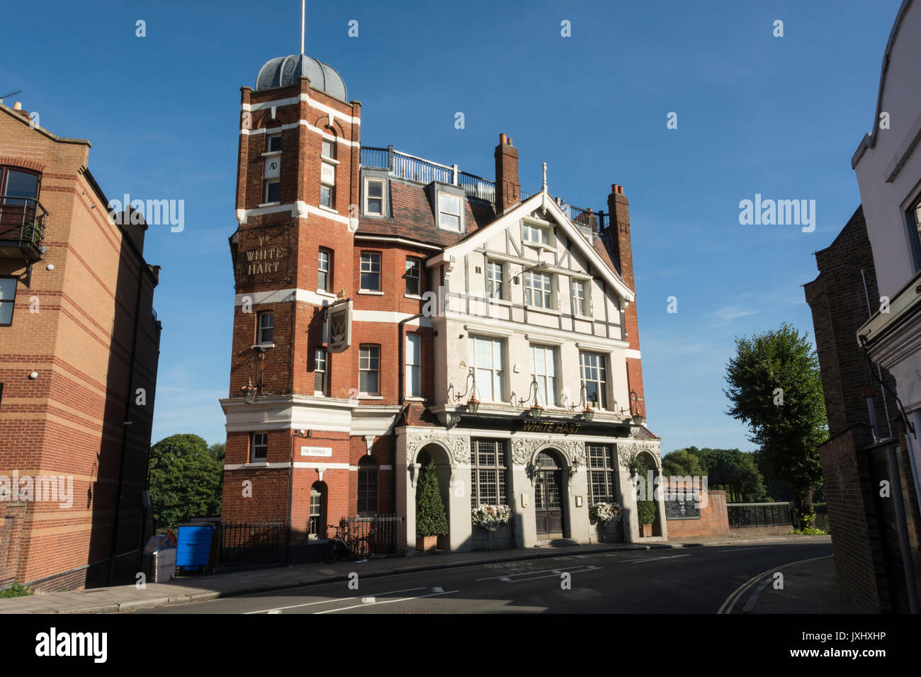 Il White Hart public house sulla terrazza di Barnes, London, SW13, Regno Unito Foto Stock