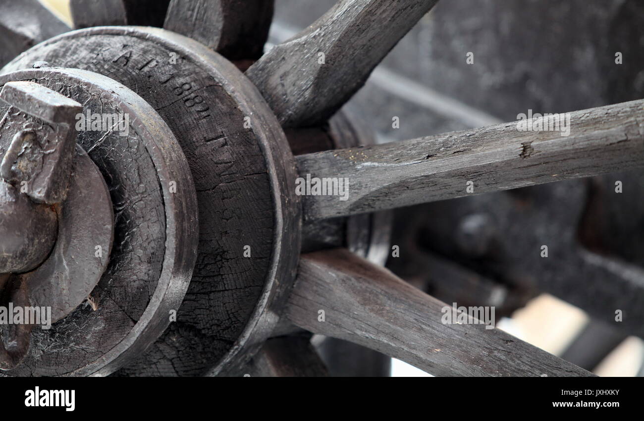 Frammento di una ruota di legno carri antichi Foto Stock