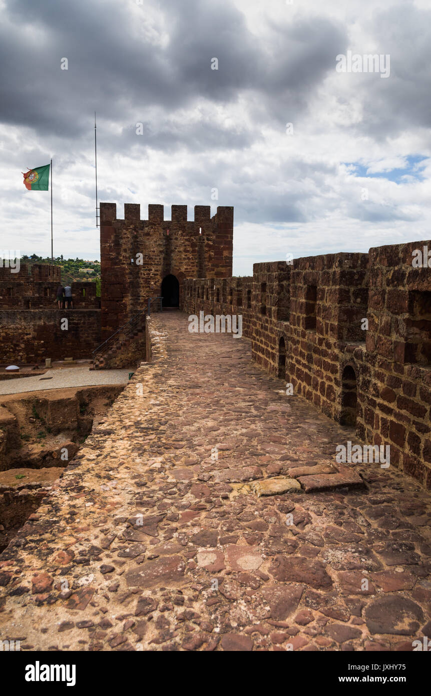 Merlato fortifactions moresco di Silves Castello, Silves, Algarve, PORTOGALLO Foto Stock