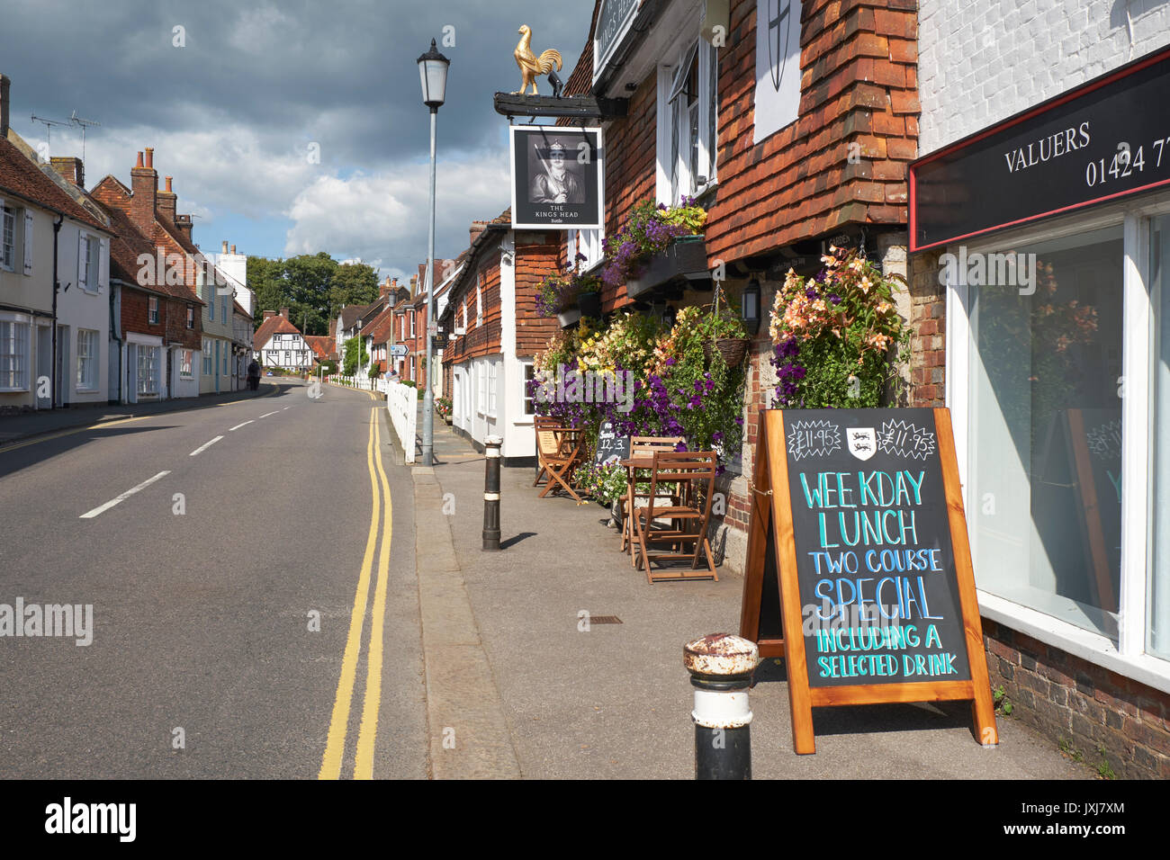 Il pub Kings Head, a Mount Street, Battle; la pittoresca e popolare città turistica, sede della famosa battaglia di Hastings, Sussex, Regno Unito Foto Stock