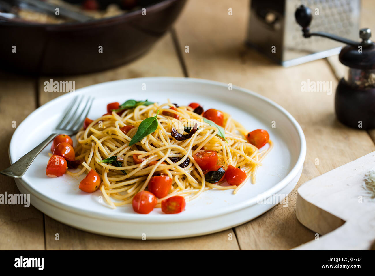 Spaghetti con pomodorini e peperoncino essiccato da una salsa pan Foto Stock