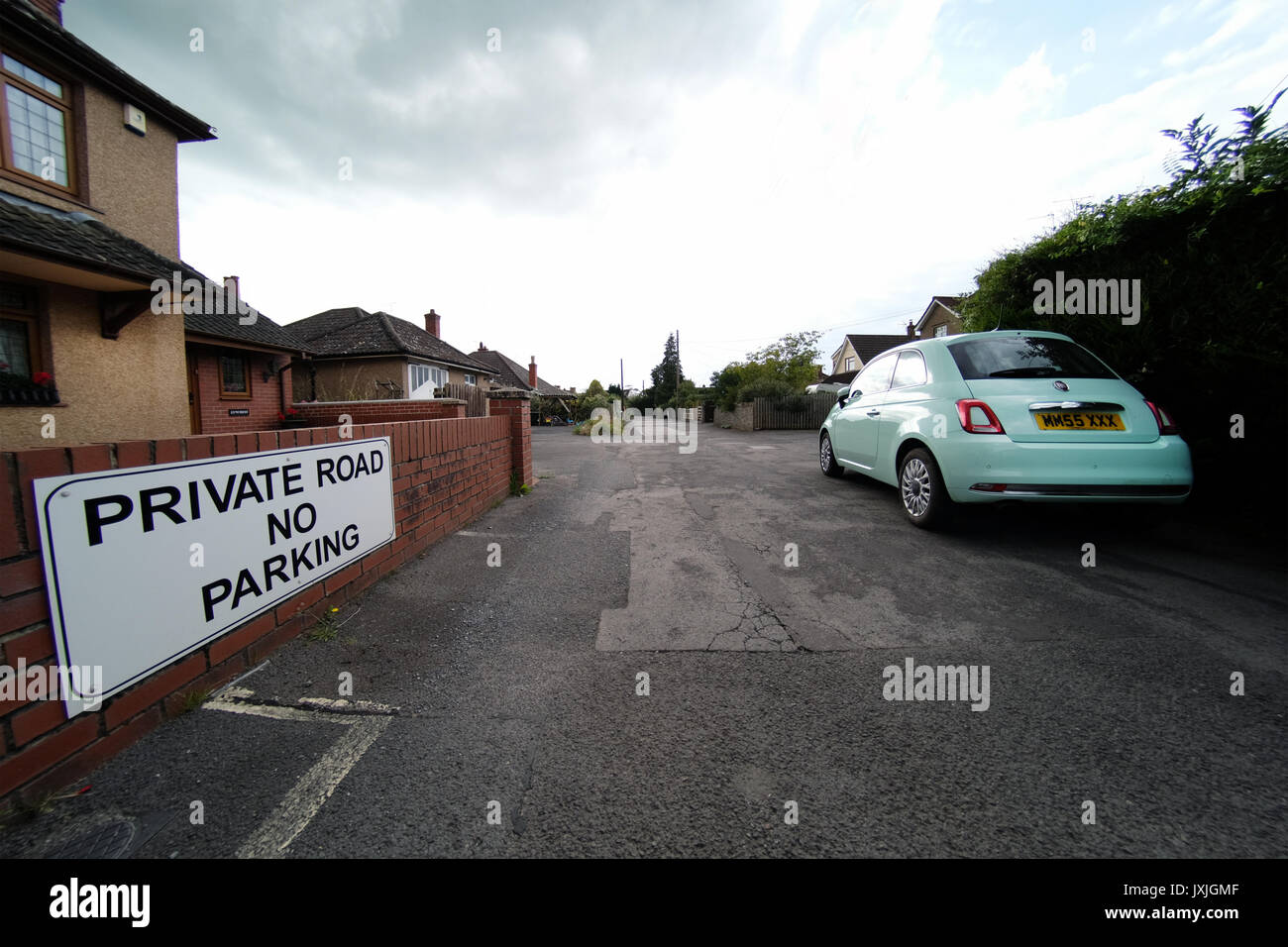 13 Agosto 2017 - automobile parcheggiata di fronte a nessun segno di parcheggio Foto Stock