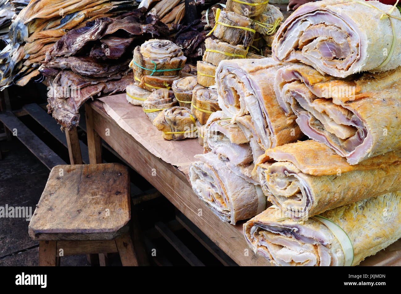 Sud America, pesci secchi sul mercato a Iquitos delle città principali in Amazzonia, Perù Foto Stock