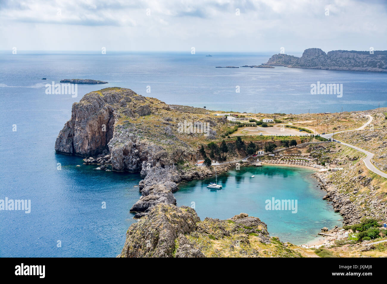 Vista di St Paul Bay in un giorno nuvoloso, vista dal castello di Lindos, l' isola di Rodi, Grecia Foto Stock
