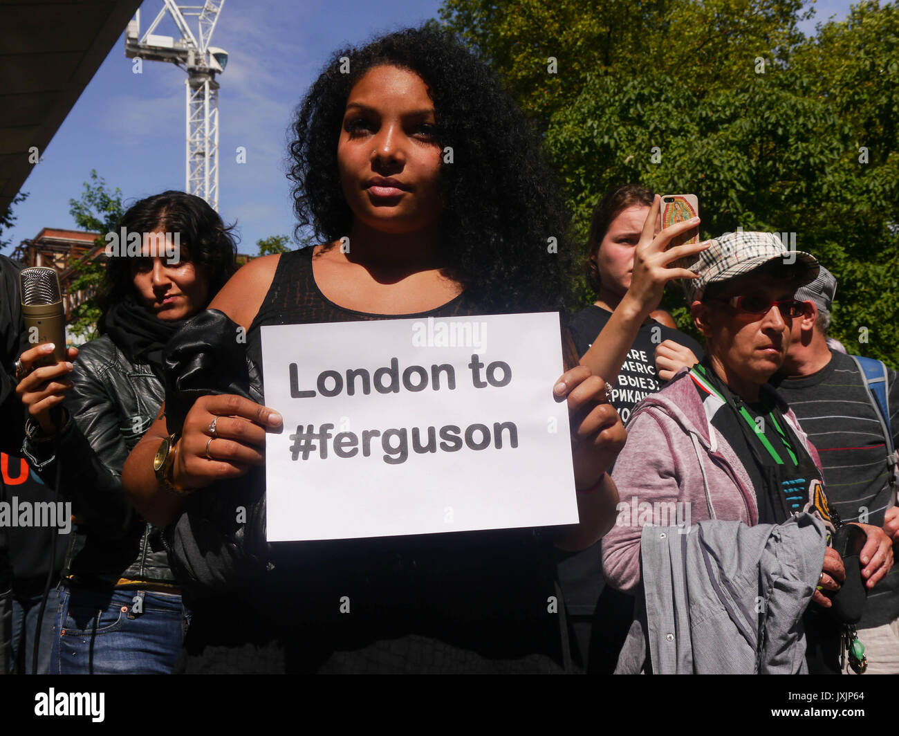 6pm us embassy london agosto 2015 ad hoc di protesta svoltasi in solidarietà con la notizia dell uccisione di uomo in nero Ferguson/ Foto Stock