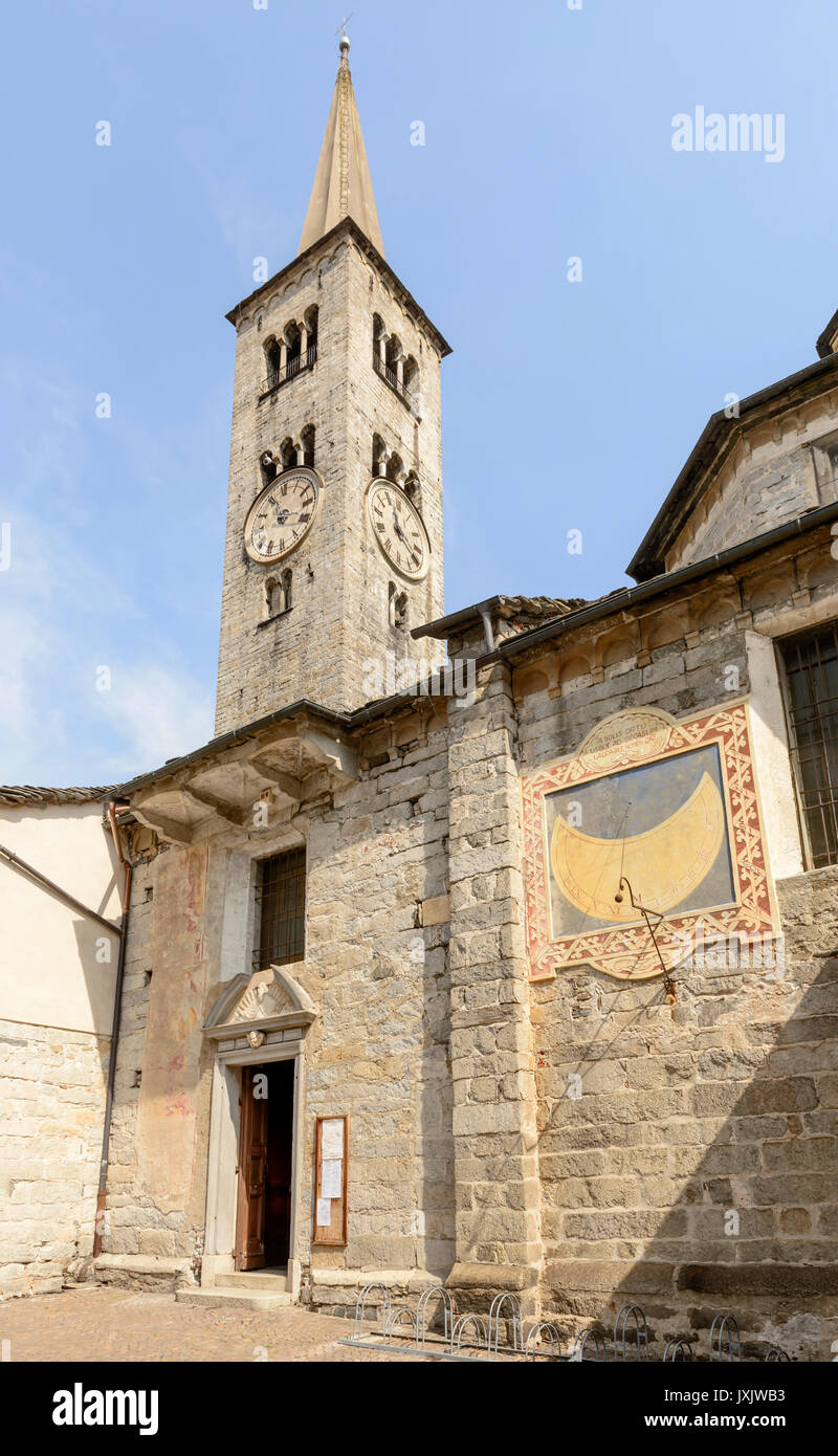 Vista di entrata e il campanile romanico della chiesa di S. Ambrogio, shot sulla luminosa giornata estiva a Omegna, Verbania Cusio, Italia Foto Stock