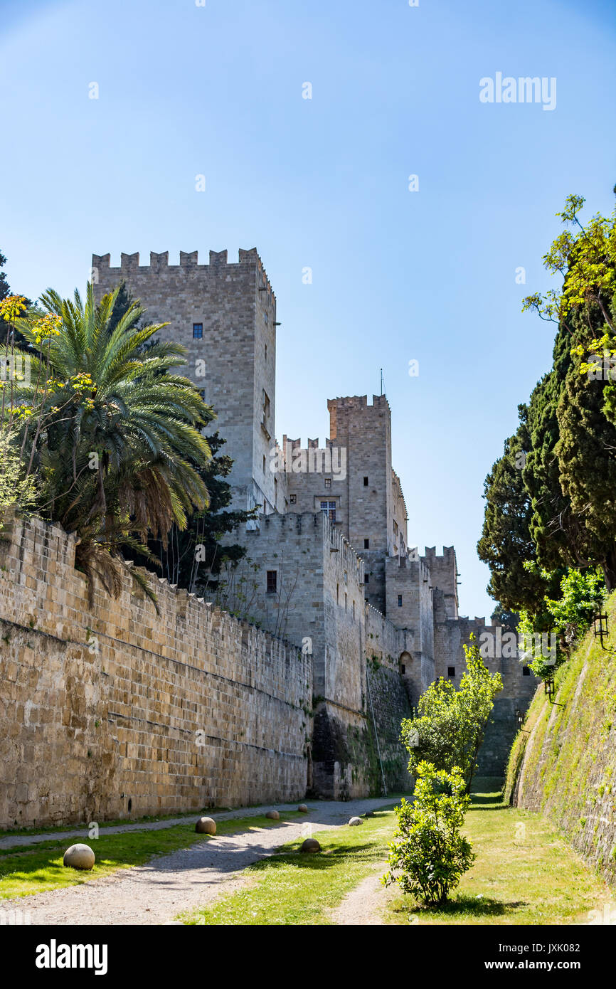 Pareti di Rodi città vecchia e il fossato vicino al Palazzo del Gran Maestro, l' isola di Rodi, Grecia Foto Stock