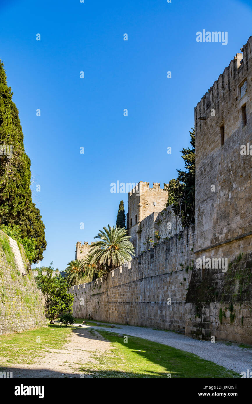 Pareti di Rodi città vecchia e il fossato vicino al Palazzo del Gran Maestro, l' isola di Rodi, Grecia Foto Stock