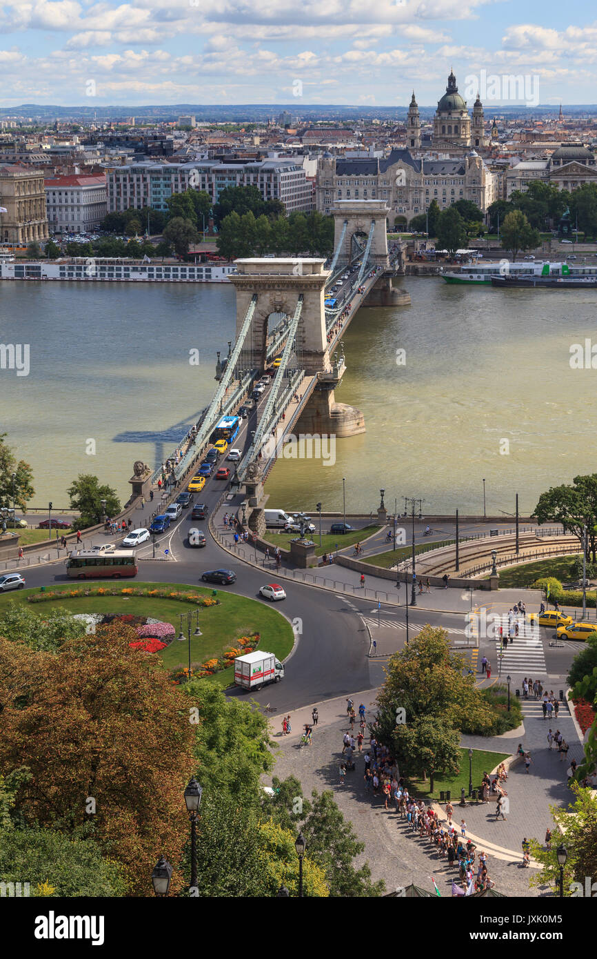 Veduta aerea del Ponte delle Catene Budapest, Ungheria, attraverso il fiume Danubio, dal castello di Buda, con la basilica di Santo Stefano. Foto Stock