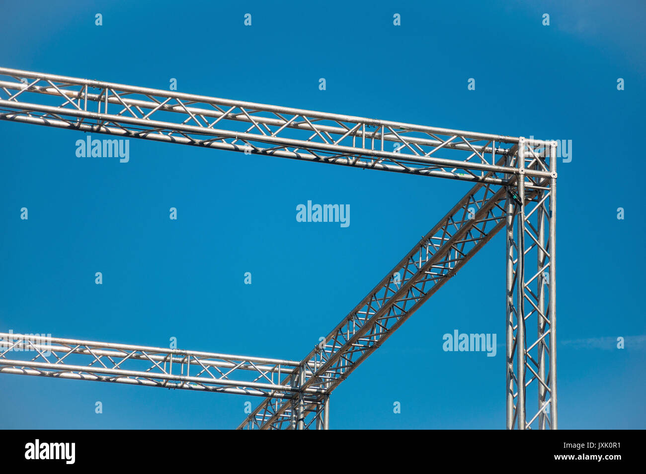 Un solido telaio in acciaio contro il cielo blu Foto Stock