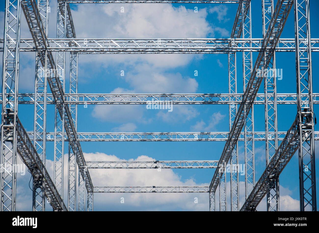 Enorme solido telaio in acciaio contro il cielo blu Foto Stock