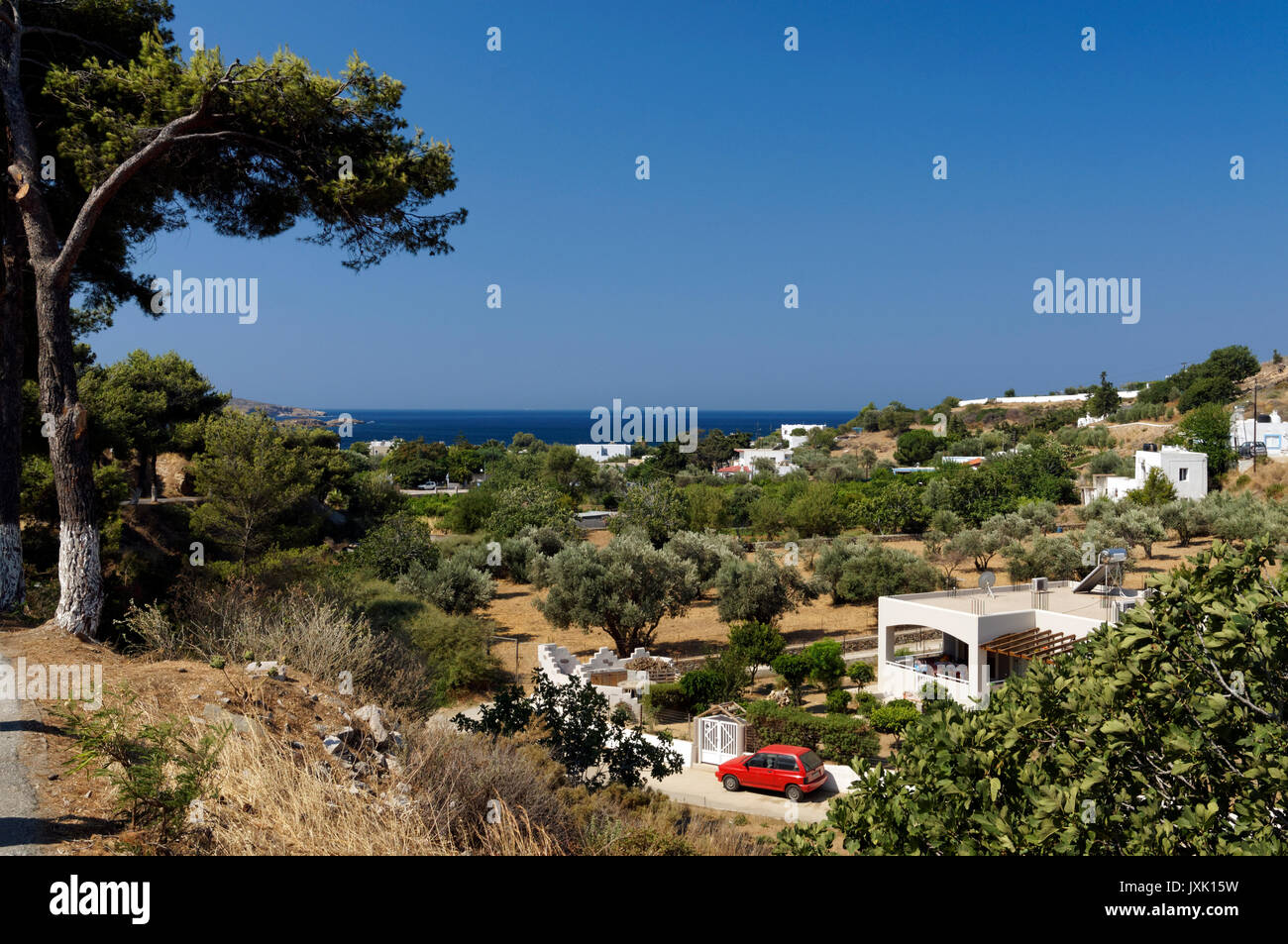 La fertile valle e il villaggio di Kokkali, Leros Island, isole Dodecanesi, Grecia. Foto Stock