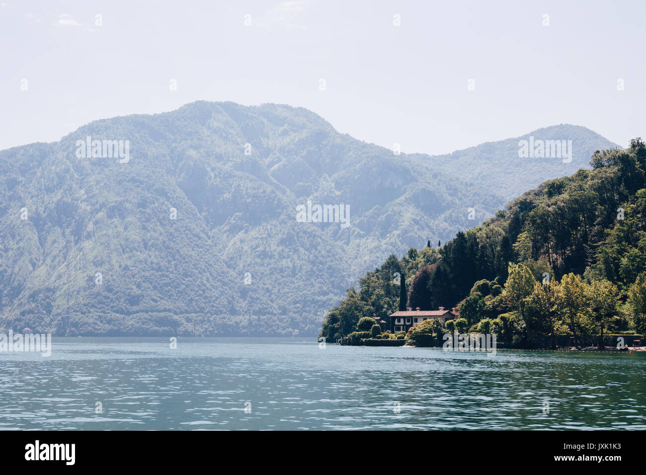 Paesaggio panoramico sul lago di Como, Italia su un luminoso giorno di estate Foto Stock