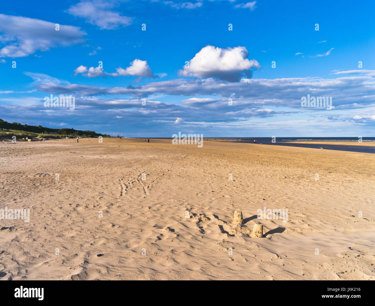 Dh Alnmouth beach ALNMOUTH NORTHUMBERLAND persone spiaggia di sabbia Northumbria serata estiva spiaggia blue sky costa Foto Stock