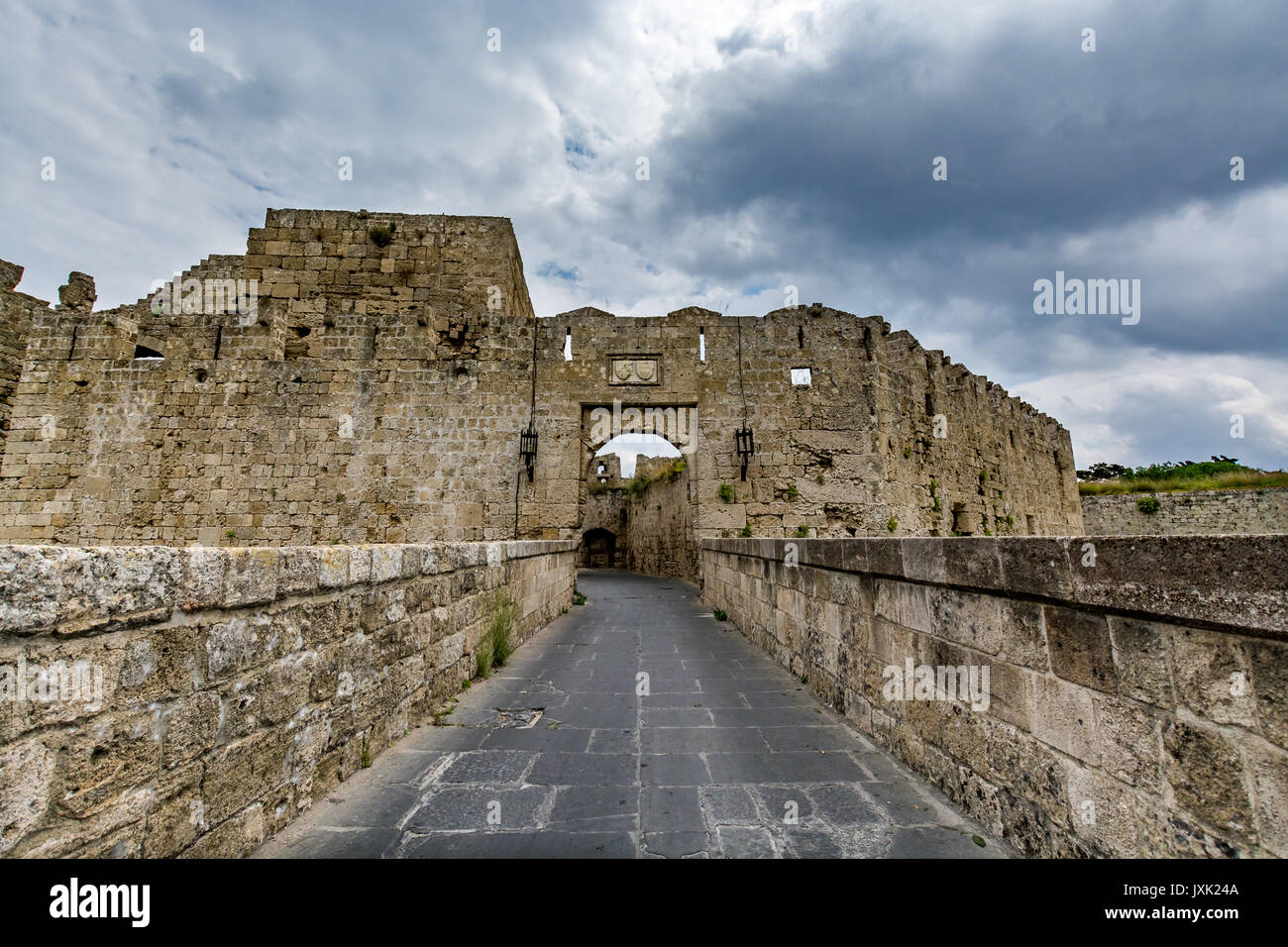 La seconda parte della Porta di San Giovanni (Koskinou Gate) e il ponte che conduce ad esso, Rodi città vecchia, Grecia Foto Stock