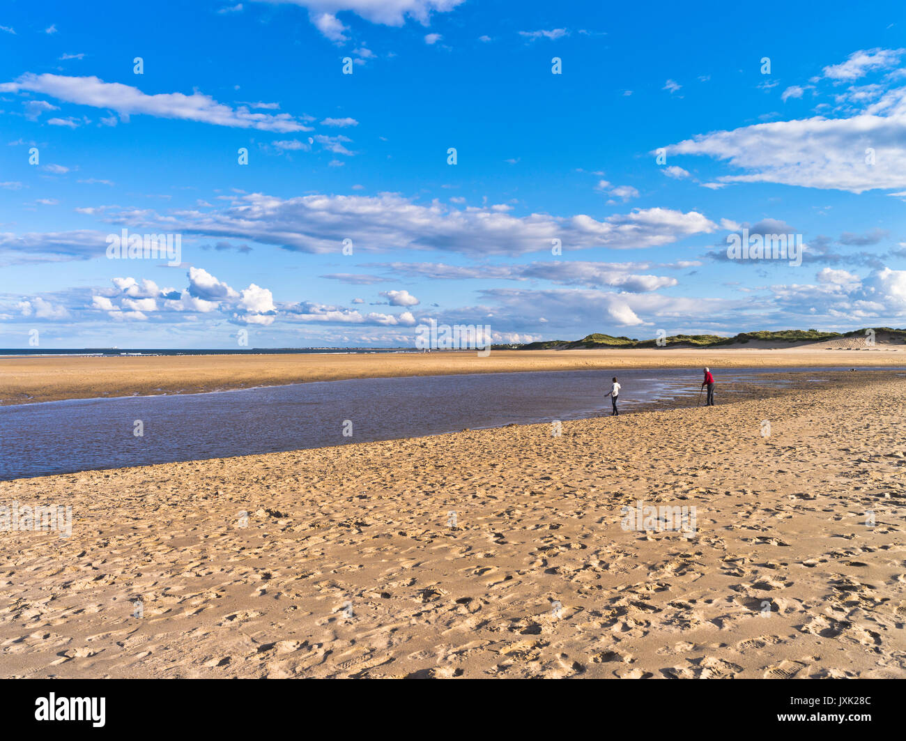 dh Alnmouth spiaggia ALNMOUTH NORTHUMBERLAND costa persone sabbia spiaggia Northumbria estate sera spiaggia blu cielo baia costa uk Foto Stock