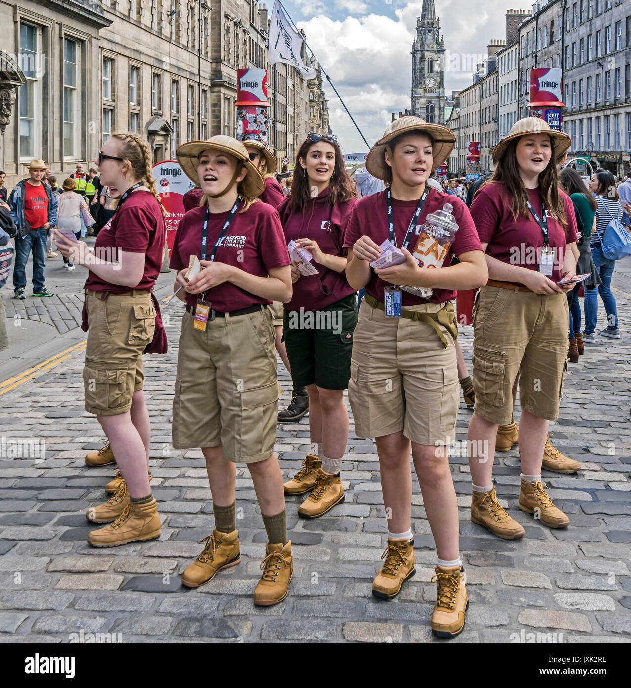 Seckford Theatre Company Esecuzione dell'uovo-nato principessa in Edinburgh Festival Fringe 2017 nella strada alta della Royal Mile di Edimburgo Regno Unito Scozia Foto Stock