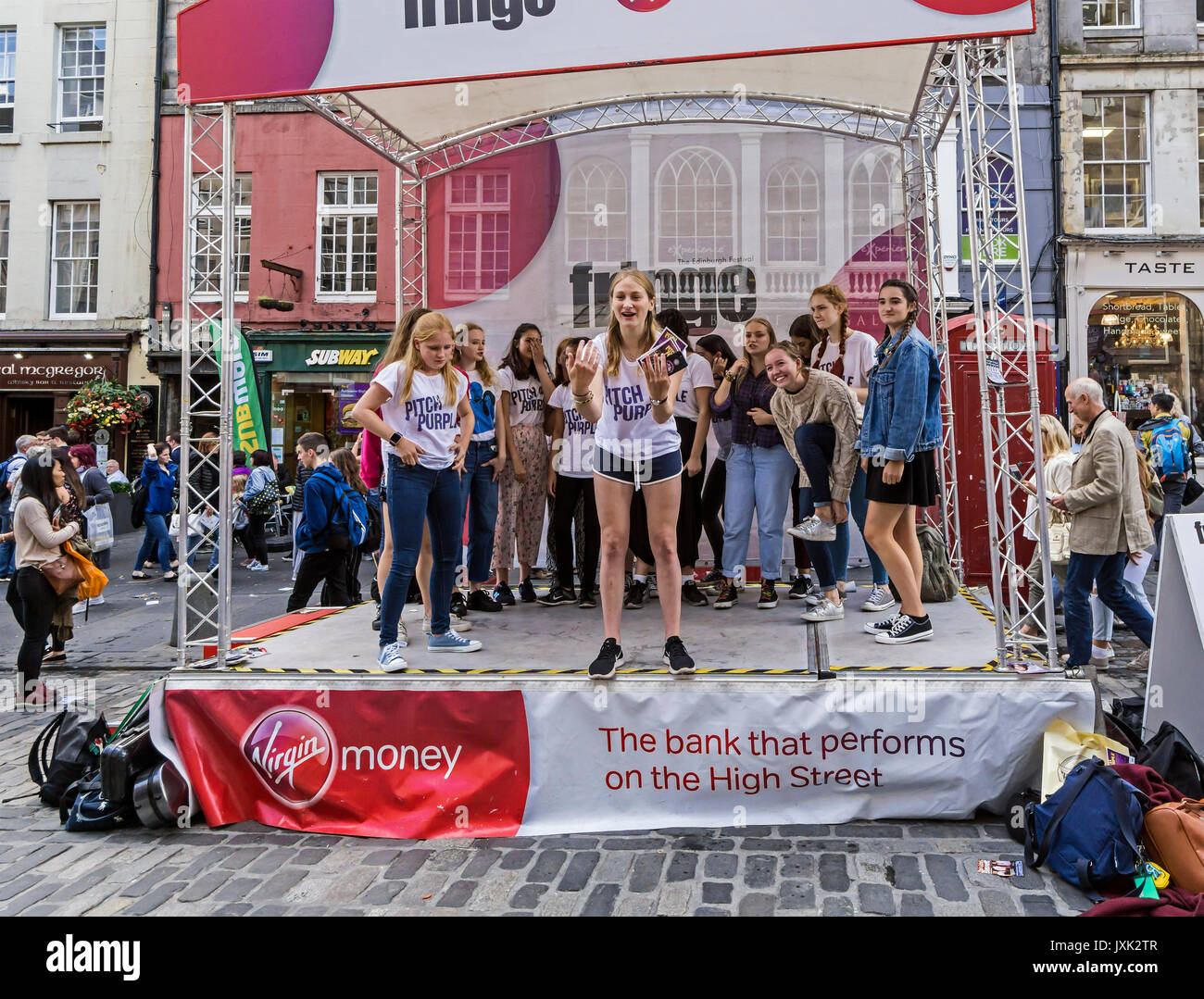 Putney High una Cappella di eseguire passo viola a Edinburgh Festival Fringe 2017 nella strada alta della Royal Mile di Edimburgo Regno Unito Scozia Foto Stock