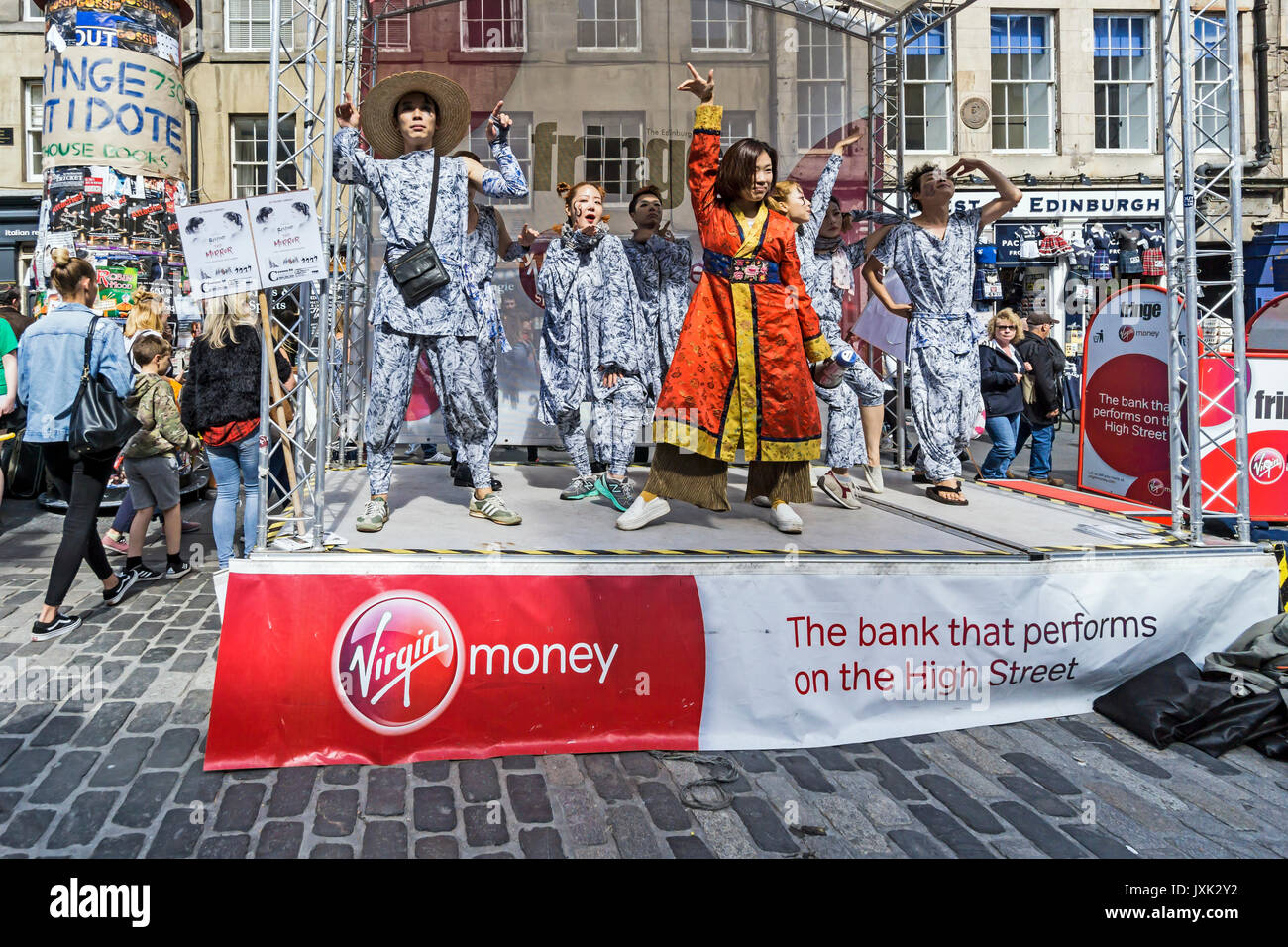 Vai Theatre Company Esecuzione dietro lo specchio a Edinburgh Festival Fringe 2017 nella strada alta della Royal Mile di Edimburgo Regno Unito Scozia Foto Stock