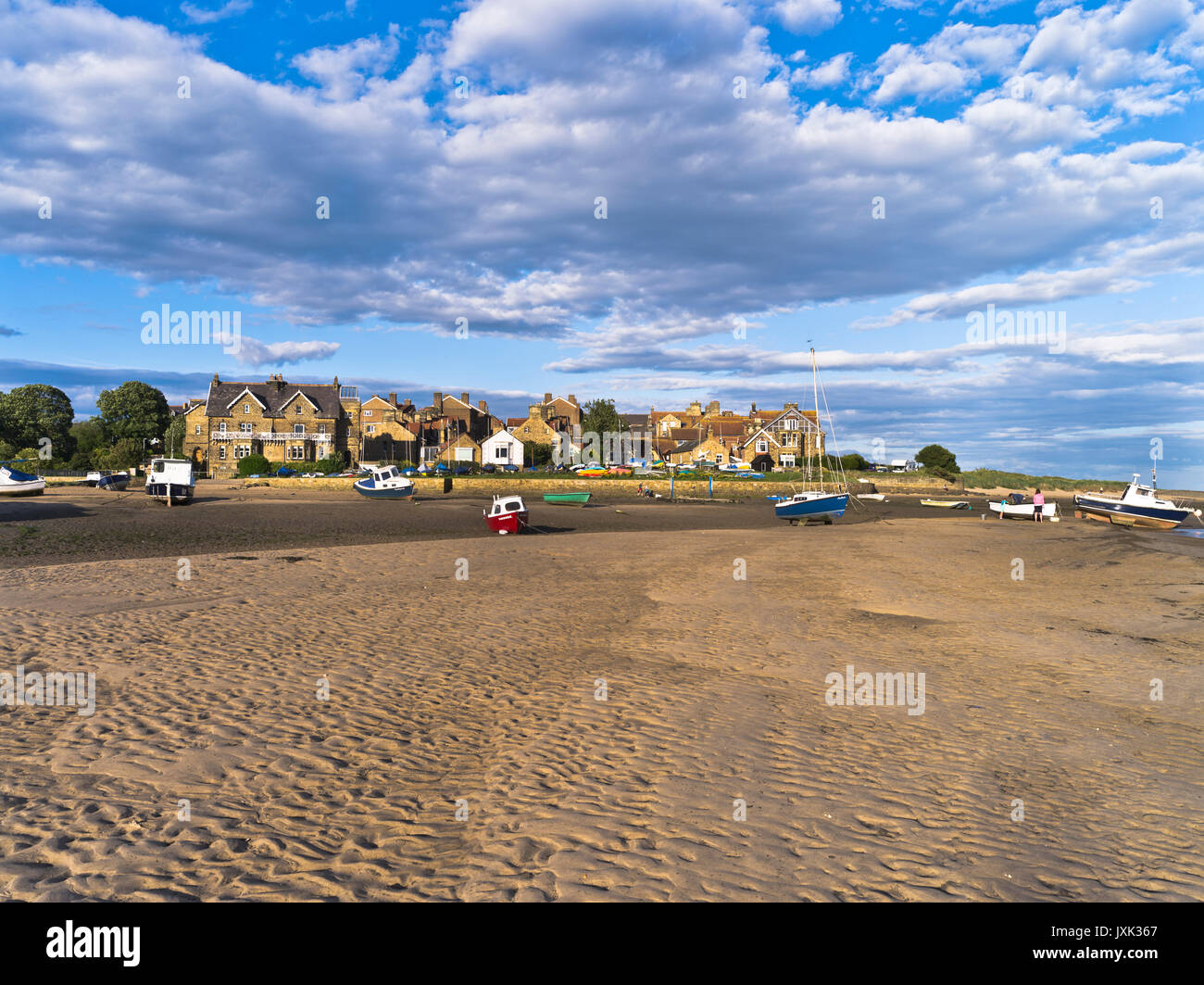 dh Alnmouth Bay ALNMOUTH NORTHUMBERLAND Boats Northumbria Boat estate sera case haven villaggio nord-est inghilterra Foto Stock