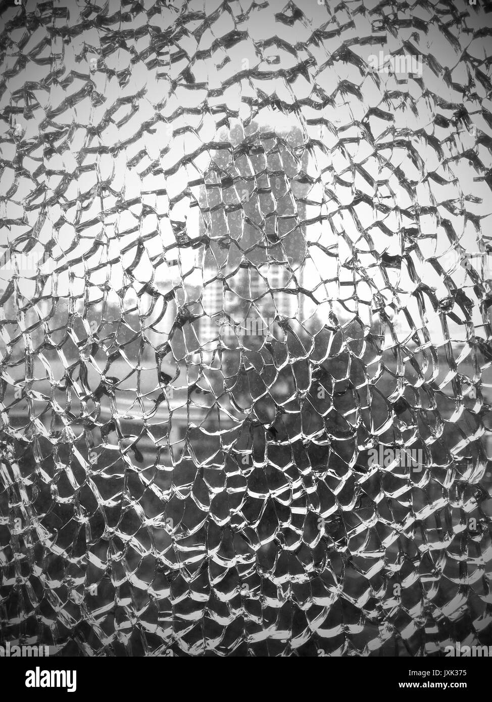 Una finestra di vetro colpita da bullet mostra la sua incrinatura Foto Stock