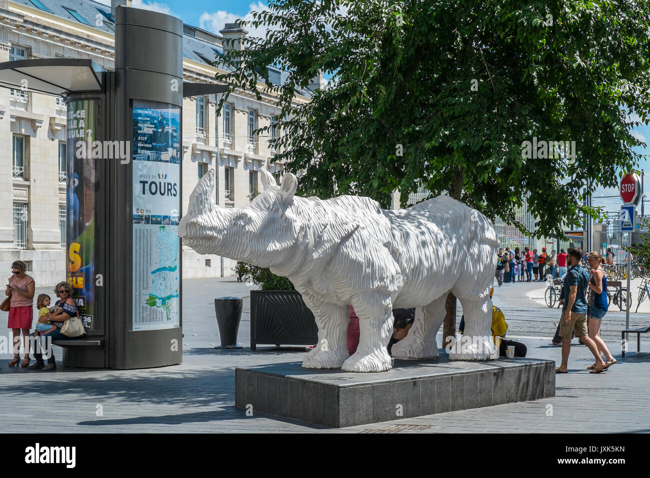 'Le Rhinocéros' scultura di Michel Audiard - sponsorizzato da McDonald's ristorante nel centro della citta' di Tours, Francia. Foto Stock