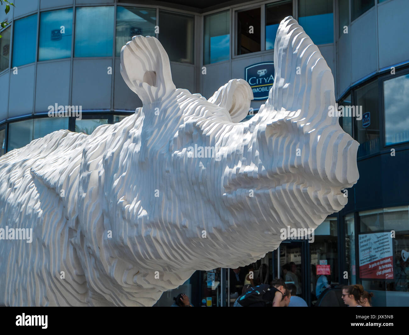 'Le Rhinocéros' scultura di Michel Audiard - sponsorizzato da McDonald's ristorante nel centro della citta' di Tours, Francia. Foto Stock