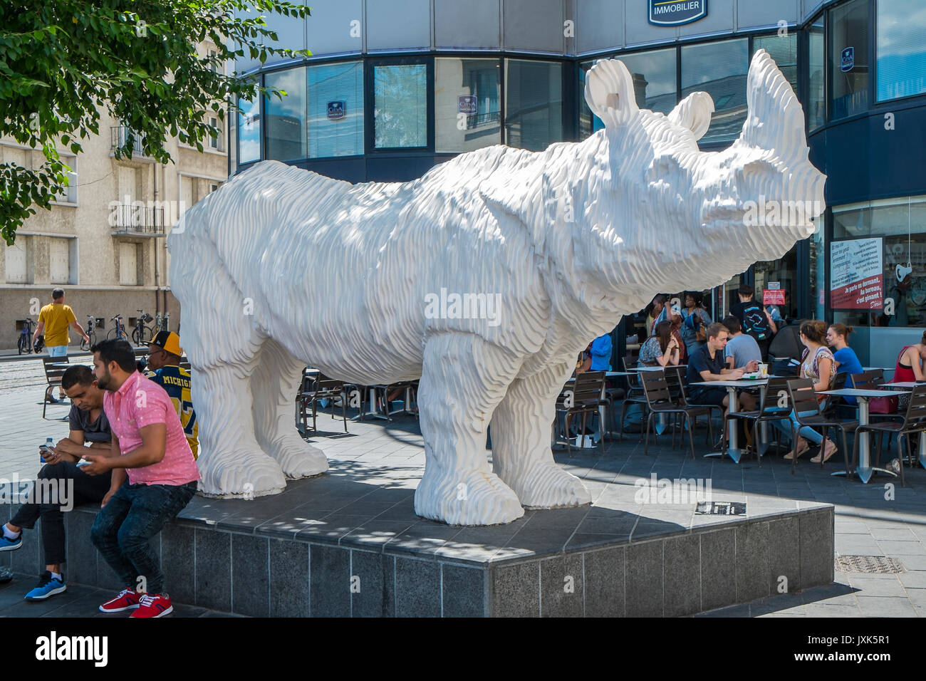 'Le Rhinocéros' scultura di Michel Audiard - sponsorizzato da McDonald's ristorante nel centro della citta' di Tours, Francia. Foto Stock