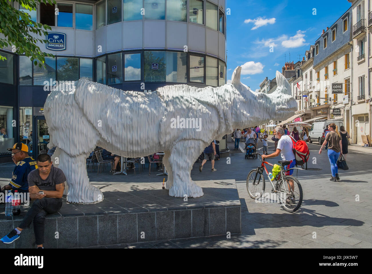 'Le Rhinocéros' scultura di Michel Audiard - sponsorizzato da McDonald's ristorante nel centro della citta' di Tours, Francia. Foto Stock