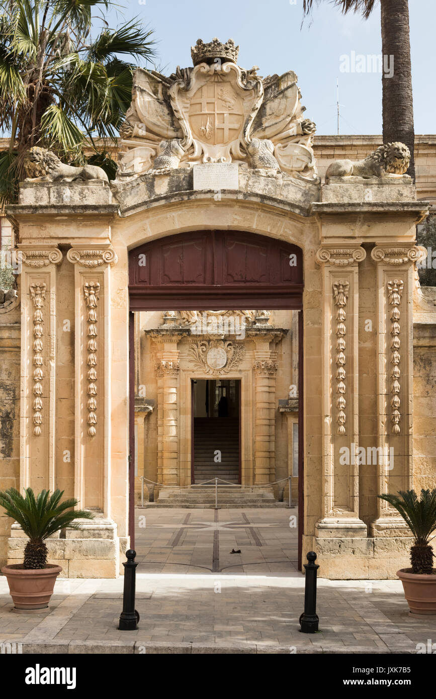 Un gateway di pietra nella città fortificata di Mdina Malta Foto Stock