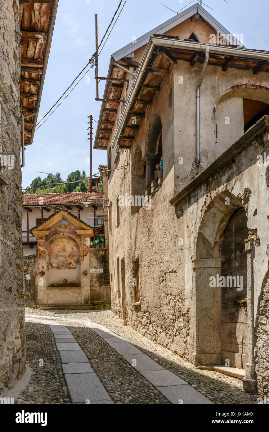 Vecchio santuario decorato nel villaggio storico, shot sulla luminosa giornata estiva a Arto', Verbania Cusio, Italia Foto Stock