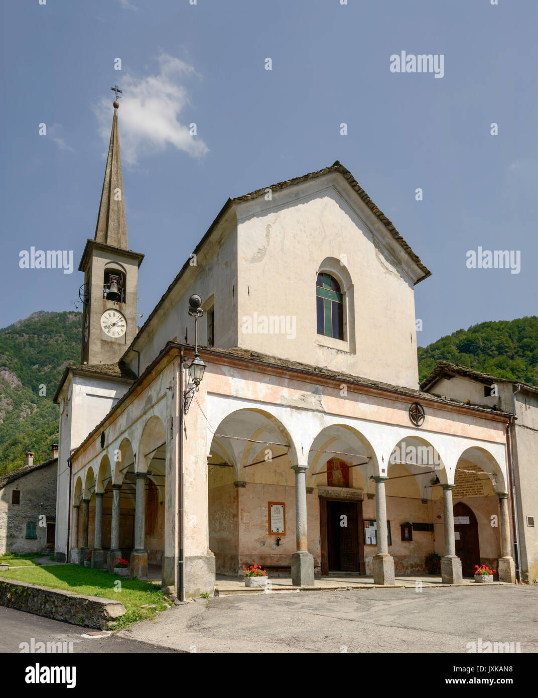 Vista della chiesa di San Bartolomeo, shot sulla luminosa giornata estiva a Scopa, Valsesia, Vercelli, Italia Foto Stock