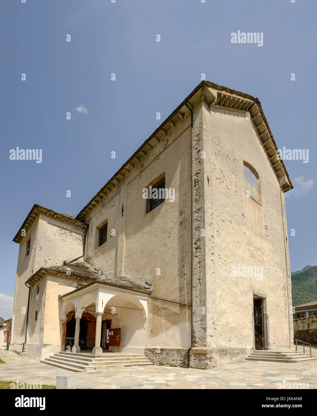 Vista di Maria Vergine Chiesa, shot sulla luminosa giornata estiva a Scopello, Valsesia, Vercelli, Italia Foto Stock