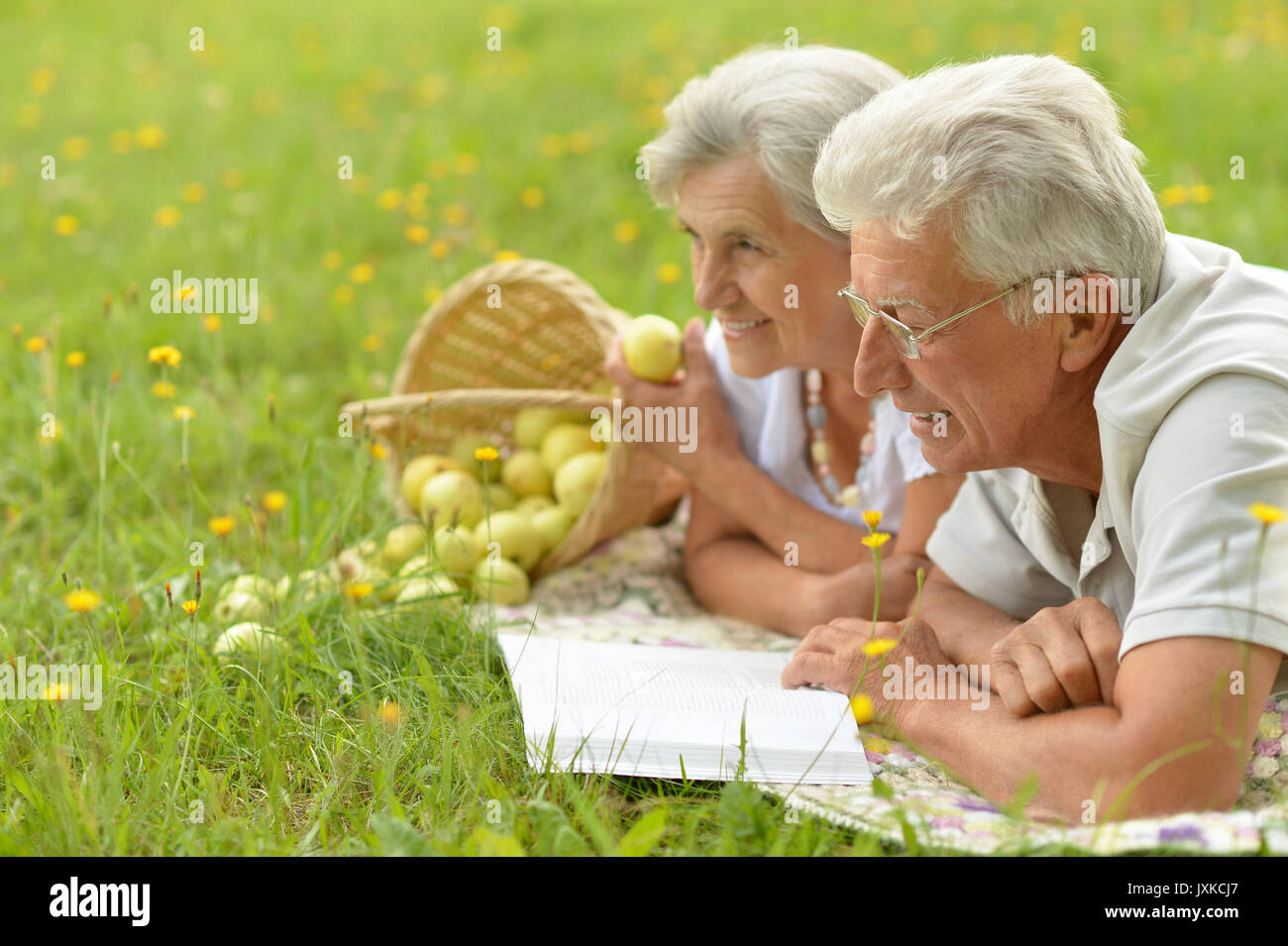 Coppia senior giacente su erba verde Foto Stock