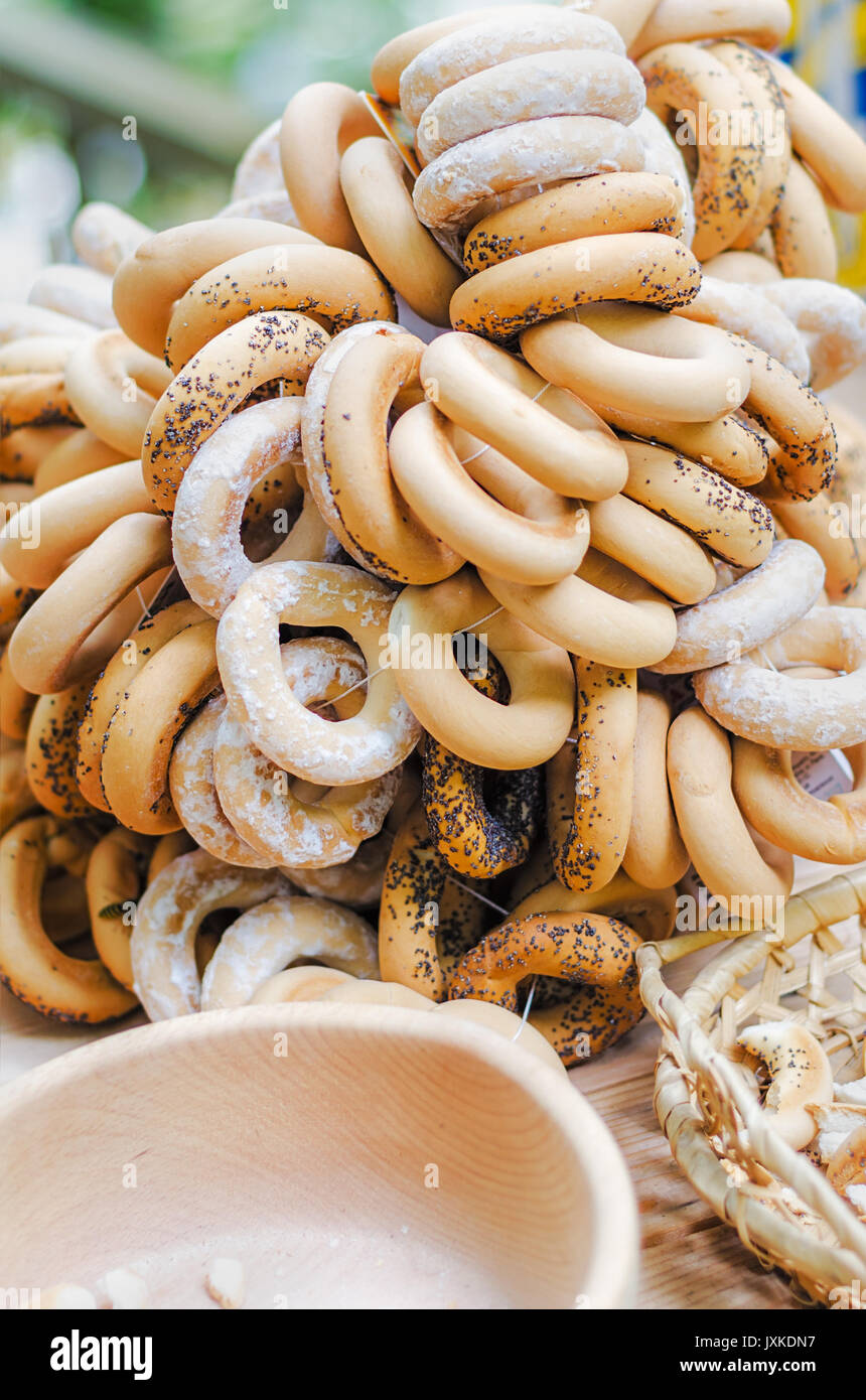 Essiccazione ciambelle di pane con semi di papavero. messa a fuoco selettiva. fascio di bagel sono venduti presso la fiera-vendita. Foto Stock