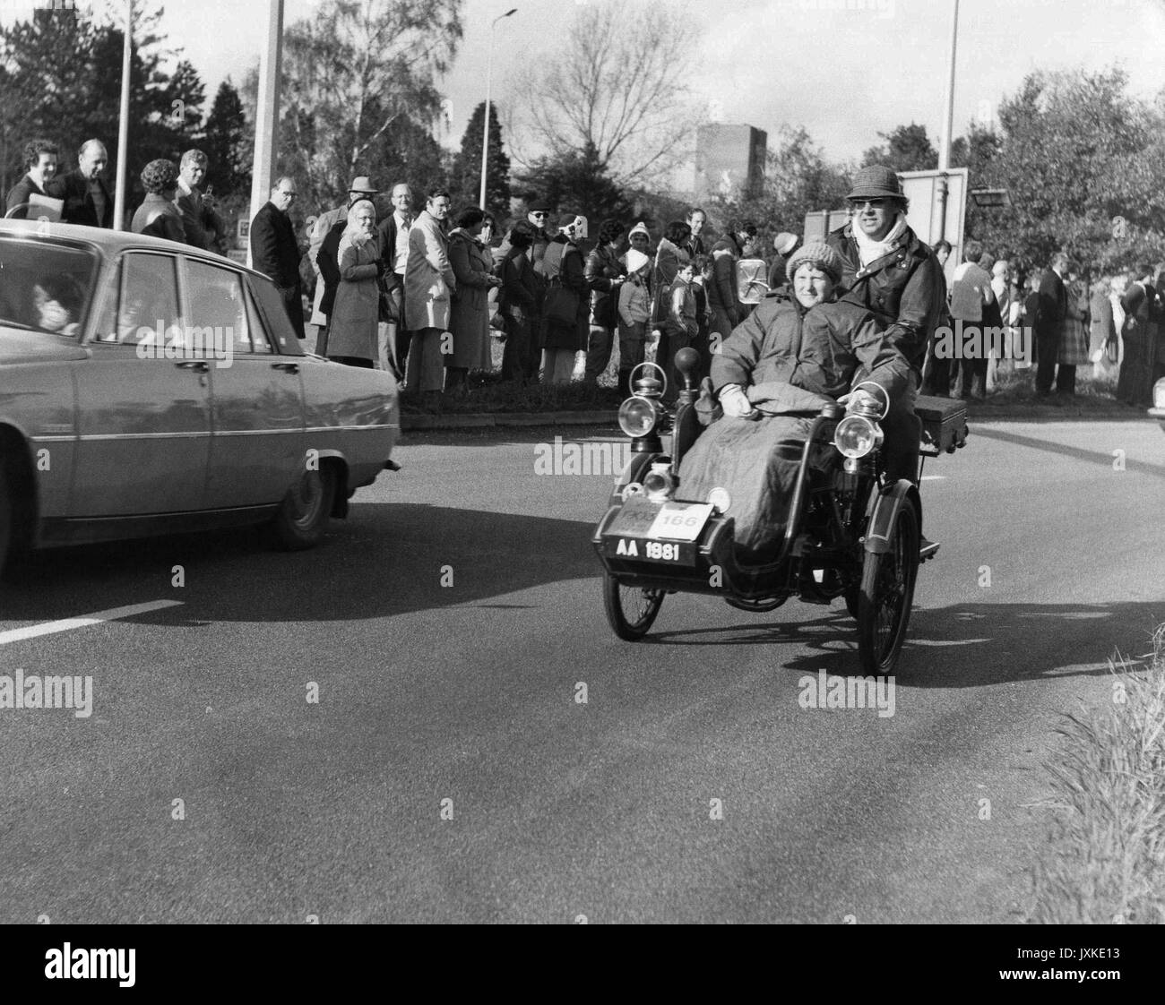 Un vintage tre wheeler veicolo passa attraverso Horley in Surrey in Inghilterra durante l annuale London-Brighton veterano Auto run. Spesso noto come il vecchio rende inabile al lavoro gara è una delle più lunghe in esecuzione motoring eventi in tutto il mondo. Foto Stock
