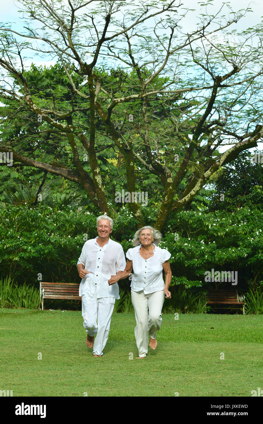 Felice coppia senior in esecuzione Foto Stock
