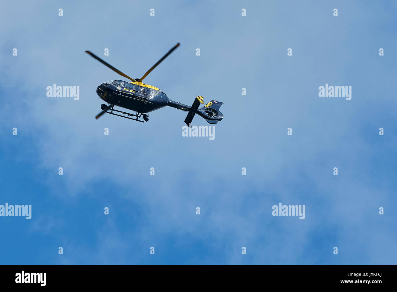 Polizia britannica Aviation CE35 Eurocopter in volo. Foto Stock